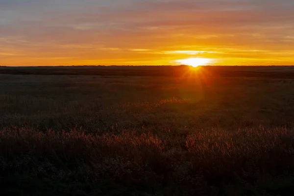 Sankt (St.) Peter Ording, Almanya yakınlarındaki muhteşem renklerle ve dramatik gökyüzüyle Kuzey Denizi 'nde büyüleyici bir gün batımı.