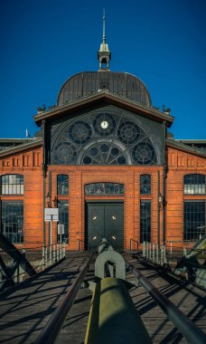 Altona 'daki balık müzayede salonu (Fischauktionshalle) Hamburg limanından Elbe Nehri' ne kadar