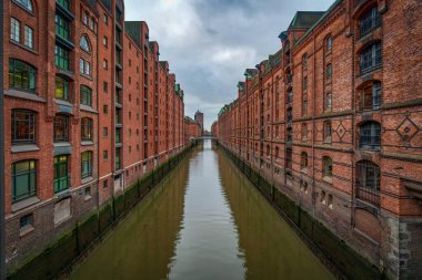 Hamburg 'daki tarihi Unesco mirası Speicherstadtwith Elbe nehri ve kahve ve çay ticareti için eski depoları aradı.