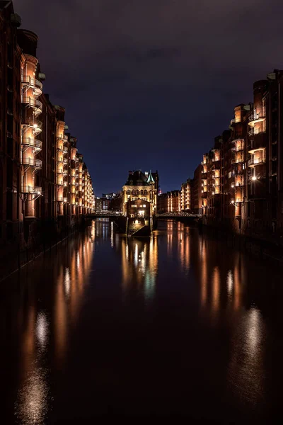 Skladištní Čtvrť Speicherstadt Při Západu Slunce Německém Hamburku Prosvětlené Sklady — Stock fotografie