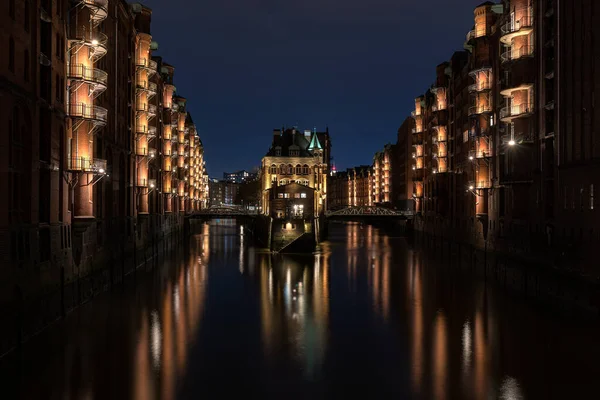 Skladištní Čtvrť Speicherstadt Při Západu Slunce Německém Hamburku Prosvětlené Sklady — Stock fotografie