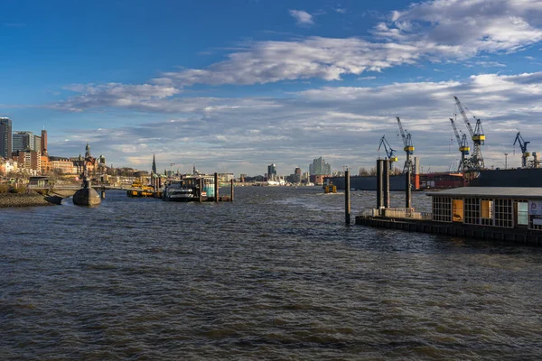 Ohromující Panoramatický Výhled Přístav Hamburk Směrem Ponorce Několika Jeřáby Loděmi — Stock fotografie