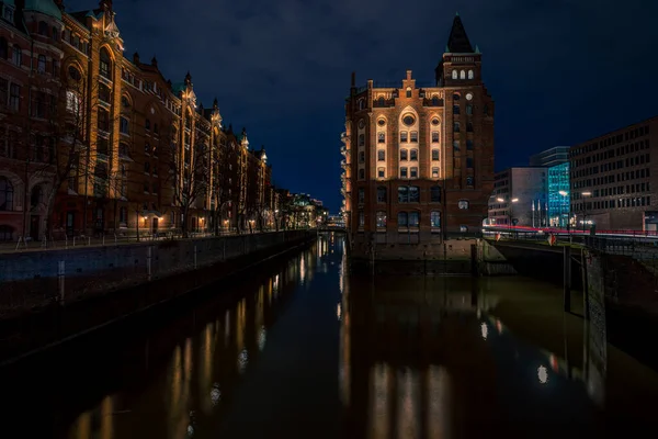 Skladištní Čtvrť Speicherstadt Při Západu Slunce Německém Hamburku Prosvětlené Sklady — Stock fotografie