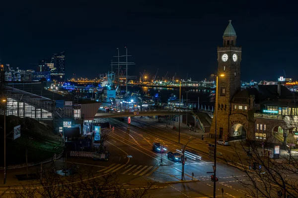 Hamburg Limanı 'ndaki St Pauli Landungsbruecken limanı ile Elbe Nehri' ndeki balık pazarı arasındaki panoramik çekim.