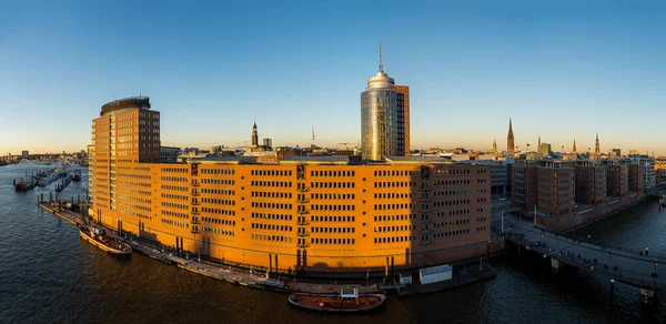 Kilátás Hamburg Kikötőjére Hafen Városban Elba Folyón Naplementekor Alkonyatkor Elbphilharmonie — Stock Fotó