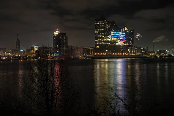 Noční Záběr Osvětlené Elbphilharmonie Přístavu Hamburk Hafen City Řeky Labe — Stock fotografie
