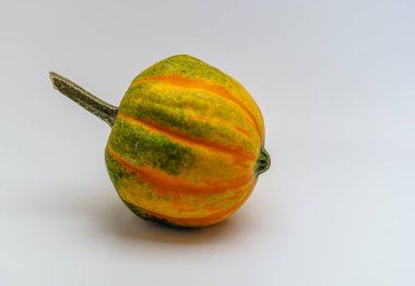 Beyaz zeminde izole edilmiş özel süs balkabağı.