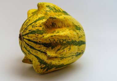 Beyaz zeminde izole edilmiş özel süs balkabağı.