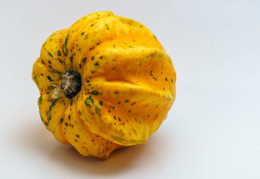 Beyaz zeminde izole edilmiş özel süs balkabağı.