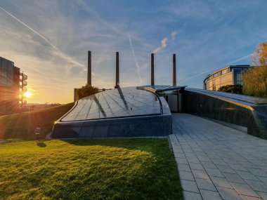 Volkswagen / VW otomobil fabrikası Wolfsburg 'daki Volkswagen fabrikasının borularıyla