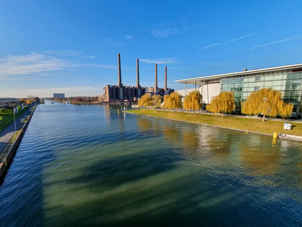 Volkswagen / VW otomobil fabrikası Wolfsburg 'daki Volkswagen fabrikasının borularıyla