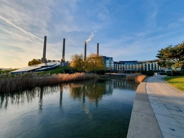 Volkswagen / VW otomobil fabrikası Wolfsburg 'daki Volkswagen fabrikasının borularıyla