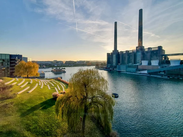 Volkswagen / VW otomobil fabrikası Wolfsburg 'daki Volkswagen fabrikasının borularıyla