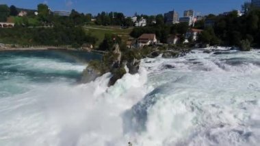 Rhyne Falls (Rheinfall), İsviçre 'nin Schaffhausen kentinde, güneşli bir günde, suyun üzerinde bir gökkuşağı ile. Avrupa 'nın en büyük şelalesidir..