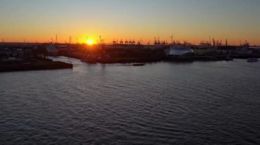 Hamburg Limanı 'nın panoramik görüntüsü Elbe nehrinin Hafen şehrinde gün batımında / alacakaranlıkta