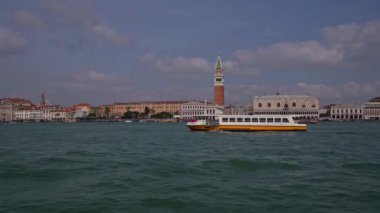 Deniz kanalı görüntüsünden gondola. San Marco Meydanı, Doges Palas. Venedik 'teki İtalyan mimari simgesi. Venezia, İtalya, Venedik turizm turizmi geçmişi
