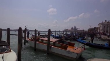 Deniz kanalı görüntüsünden gondola. San Marco Meydanı, Doges Palas. Venedik 'teki İtalyan mimari simgesi. Venezia, İtalya, Venedik turizm turizmi geçmişi