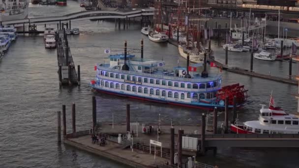 路易斯安那州之星 号船将于日落时分离开位于易北河的哈芬市汉堡港码头 — 图库视频影像