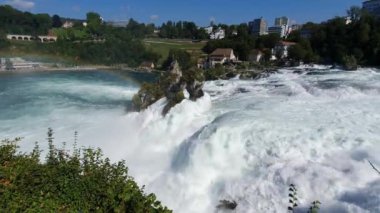 Rhyne Falls (Rheinfall), İsviçre 'nin Schaffhausen kentinde güneşli bir günde. Avrupa 'nın en büyük şelalesidir..