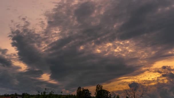 Timelapse Formation Dramatique Nuages Sombres Avec Ciel Jaune Coucher Soleil — Video