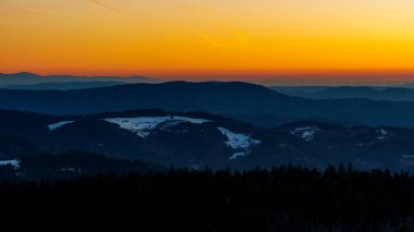 Kara Orman 'da Mummelsee adlı deniz manzarası gün batımında, Seebach, Almanya