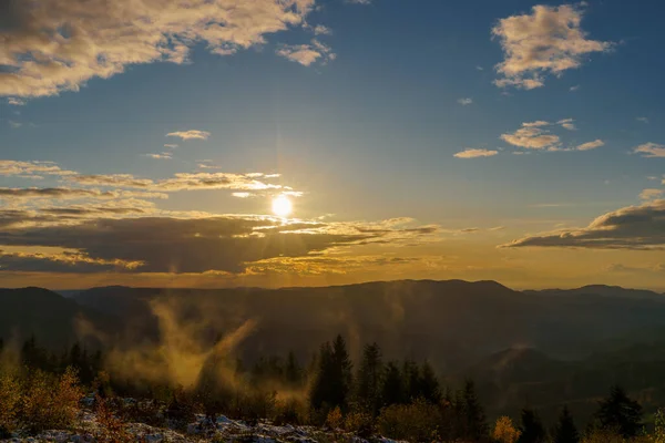 Sonnenuntergangspanorama Schwarzwald Zur Goldenen Stunde Mit Etwas Nebel Und Bewölktem — Stockfoto