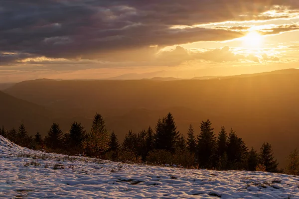 黒の森山脈の日没の冬のパノラマは いくつかの霧と曇った空で黄金の時間 — ストック写真
