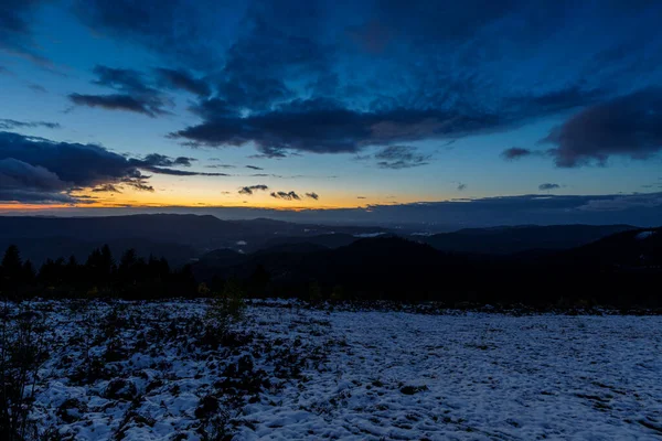 黒の森山脈の日没の冬のパノラマは いくつかの霧と曇った空で黄金の時間 — ストック写真