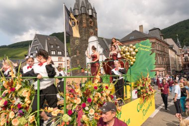 Geleneksel kıyafetler, şarap prensesi ve dekore edilmiş römork, Rheinland-Pfalz, Almanya, Avrupa 'da Şarap Festivali Geçidi