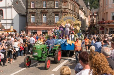 Geleneksel kıyafetler, şarap prensesi ve dekore edilmiş römork, Rheinland-Pfalz, Almanya, Avrupa 'da Şarap Festivali Geçidi