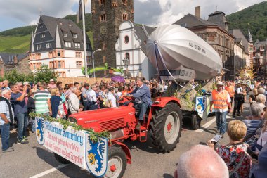 Geleneksel kıyafetler, şarap prensesi ve dekore edilmiş römork, Rheinland-Pfalz, Almanya, Avrupa 'da Şarap Festivali Geçidi