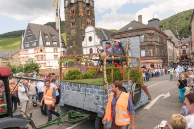Geleneksel kıyafetler, şarap prensesi ve dekore edilmiş römork, Rheinland-Pfalz, Almanya, Avrupa 'da Şarap Festivali Geçidi