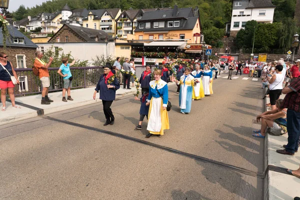 Festiwal Wina Parada Cochem Starymi Tradycyjnymi Ubraniami Księżniczką Wina Rheinland — Zdjęcie stockowe