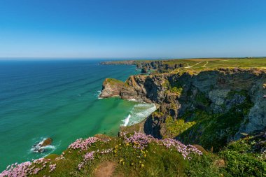Newquay ve Padstow arasındaki Güney Cornwall 'daki Bedruthan Merdivenleri, Ulusal Güven, İngiltere, Birleşik Krallık, İngiltere