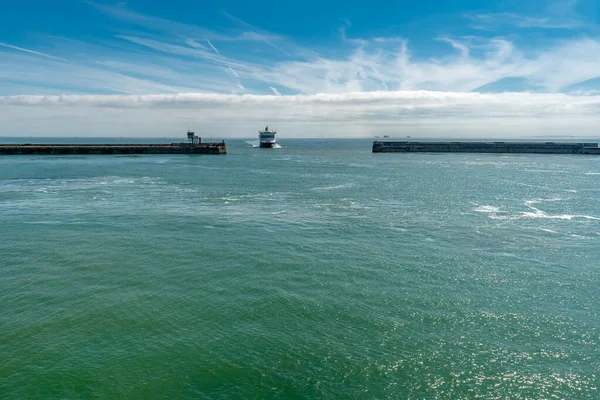Hamnen Dover Med Ett Skepp Väg Och Fyr England Storbritannien — Stockfoto
