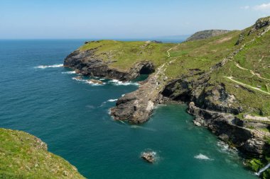 Güney Cornwall 'daki Tintagel Kalesi harabesi Kral Arthur, Ulusal Güven, İngiltere, İngiltere ve İngiltere efsanesiyle bağlantılı.