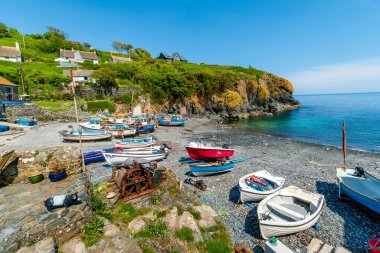 Güney Cornwall, İngiltere, İngiltere ve İngiltere 'de Cadgwith' te balıkçı tekneleri olan liman.