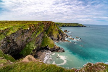Güney Cornwall, İngiltere, İngiltere, İngiltere, İngiltere 'de Newquay Sahili kıyısındaki altın uçurumlar