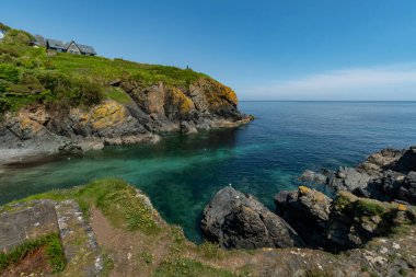 Güney Cornwall, İngiltere, İngiltere ve İngiltere 'de Cadgwith' te balıkçı tekneleri olan liman.