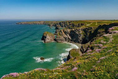 Newquay ve Padstow arasındaki Güney Cornwall 'daki Bedruthan Merdivenleri, Ulusal Güven, İngiltere, Birleşik Krallık, İngiltere
