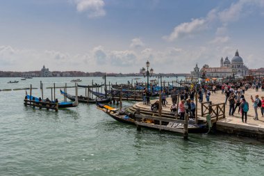 Venedik, İtalya 'daki Grand Canal' daki iskeledeki Gondollar. Arka planda San Giorgio Maggiore Kilisesi.