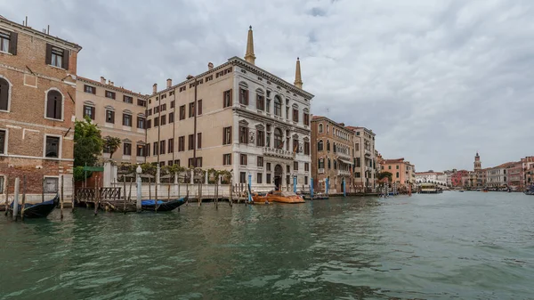 Antiguas Casas Típicas Venecianas Con Puente Rialto Fondo Gran Canal — Foto de Stock