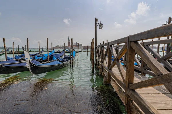 Γόνδολας Στην Προβλήτα Στο Grand Canal Βενετία Ιταλία Εκκλησία San — Φωτογραφία Αρχείου