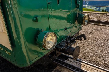 İsviçre Alplerindeki Schynige Platosu 'na demiryolu döşeyin.