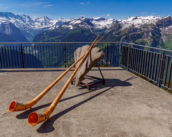 Alpint Horn Med Schweiziska Alperna Bakgrunden — Stockfoto