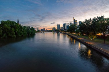 Frankfurt 'un finans bölgesinin ufuk çizgisi. Gün batımında mavi saat. Fantastik gökyüzü ve bulutlarla...