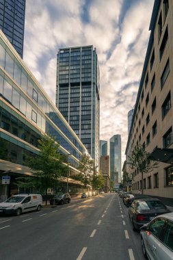 Frankfurt Caddesi 'nde gökdelenler ve bulutlu fantastik bir gökyüzü..