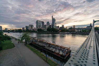 Frankfurt 'ta Eiserner Steg adında romantik aşk kilitleri üzerinde sevdiklerinin isimleri yazılı asma kilitler olan bir köprü..