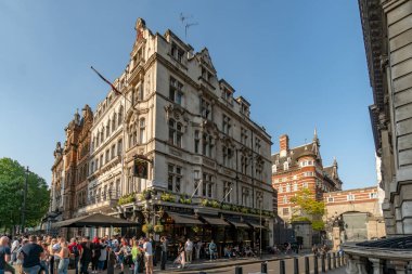 Londra 'da eski bir bar ve sırada bekleyen bir sürü insan var.
