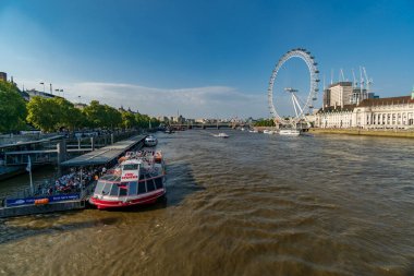 London Eye, Thames Nehri 'nin güney kıyısında, İngiltere' nin İngiltere 'nin İngiltere' nin AB Avrupa 'sında bulunan büyük bir dönme dolap.